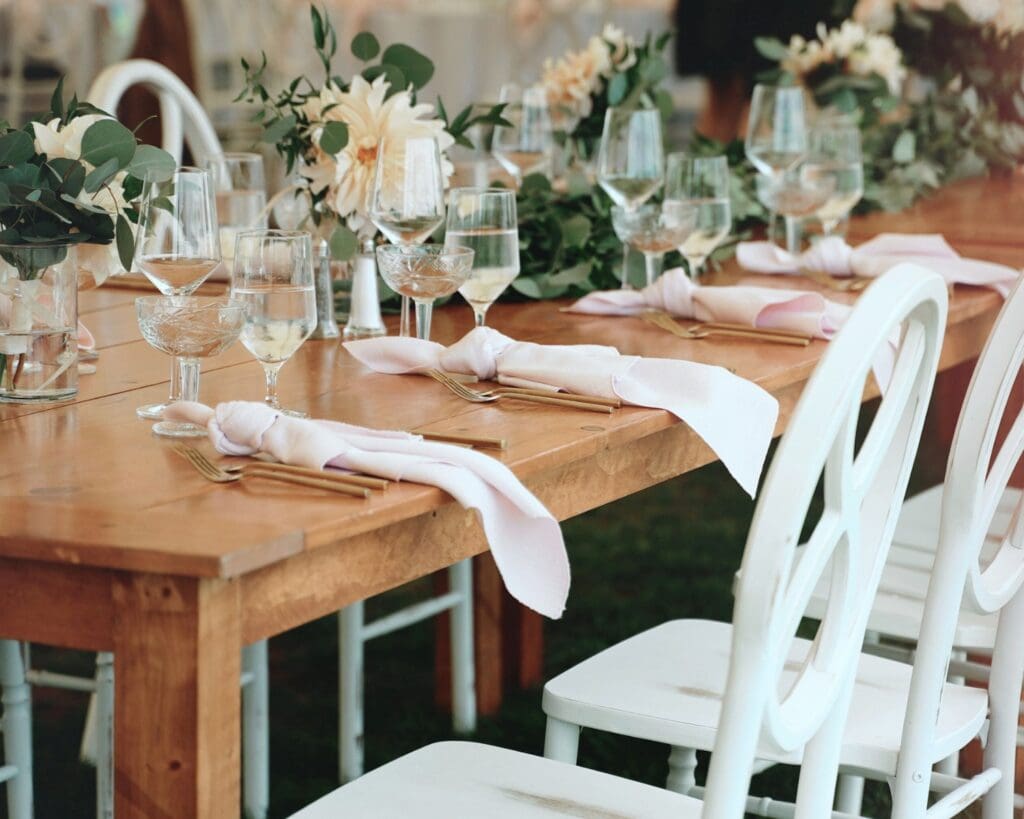 Table decor with light pink napkins and flowers
