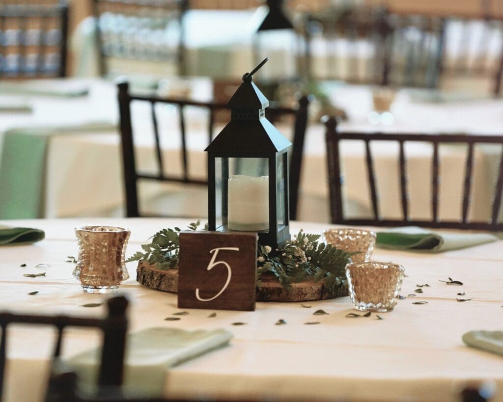 Wedding table decor with a small lamp and candles